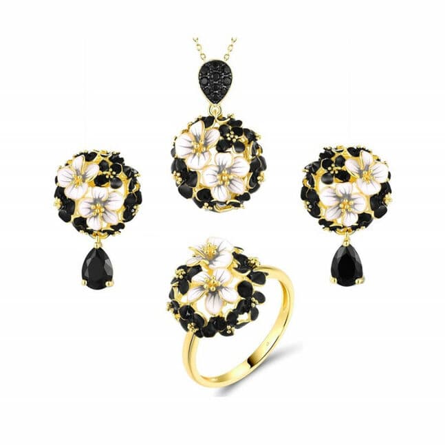 Хар цагаан энимал цэцгэн алтаар бүрсэн мөнгөн хослол